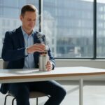 Vyras atidaro garuojančią maisto talpyklą.