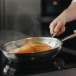 Kepama lašiša virtuvėje su garais