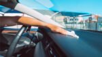 Rankos valymas automobilio salono paviršiaus