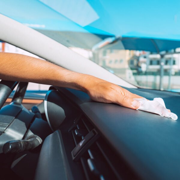 Rankos valymas automobilio salono paviršiaus