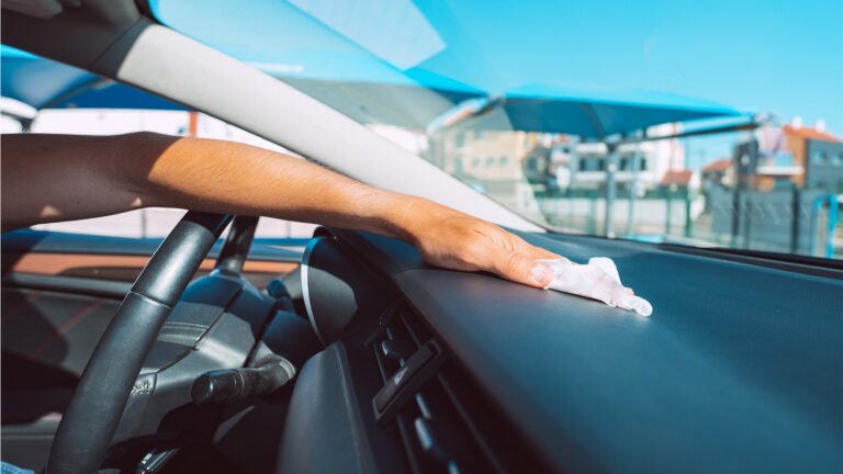 Rankos valymas automobilio salono paviršiaus