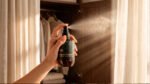 Kvepalų purškimas į kambarį ir drabužius