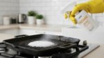 Asmuo valo keptuvę su valikliu.