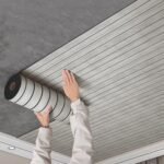 3D dekoratyvinė lipni sienų panelė – pilka medžio imitacija 300 x 45 cm - Image 2