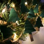 Kalėdinė LED girlianda su mediniais segtukais „Eglutės“, 10 LED, 2,2 m - Image 2